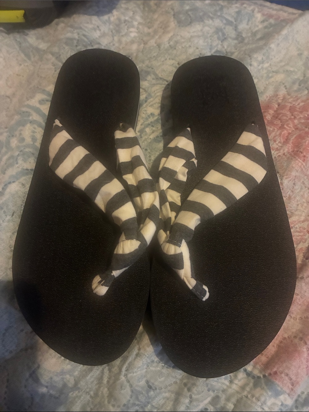 🆕 KUAILU Black Flip Flops with Striped Fabric Straps - US 8.5